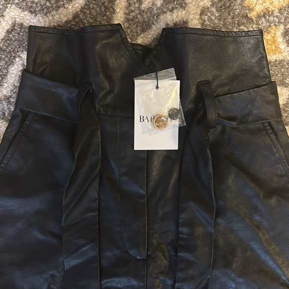 NWT Bardot Debbie Vegan Leather Pants REVOLVE Black 4 XSmall - Picture 3 of 4